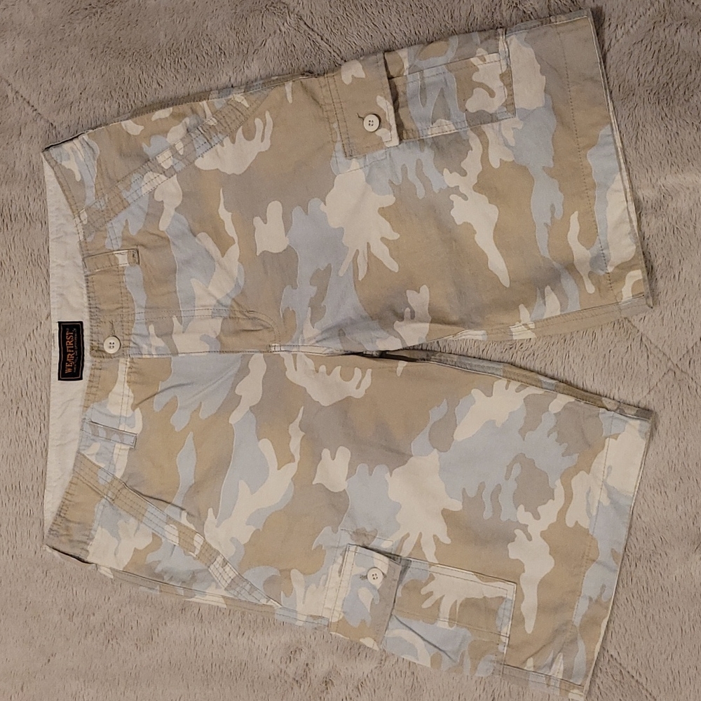 Wear first camo cargo shorts SZ 32
